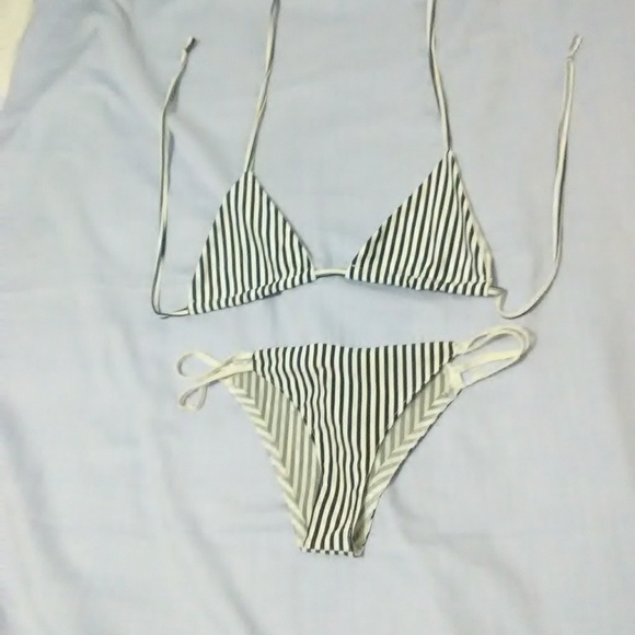 Bikini - Picture 3 of 5